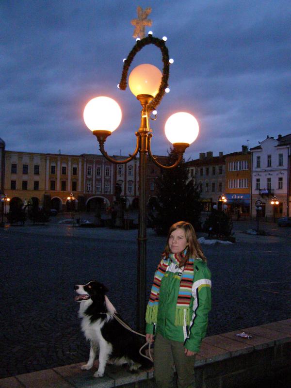 24.12.2009...před večeří musíme zajít k velikému stromu...