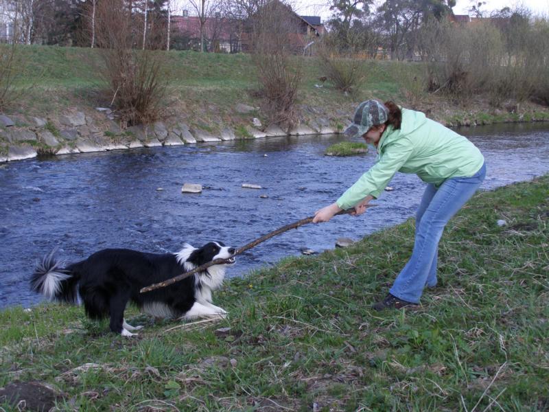 3.4.2010..panička má zase klacíček, tak to jí ho musím vzít!